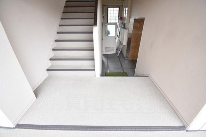 大阪府堺市北区東三国ヶ丘町5丁の賃貸マンションの玄関