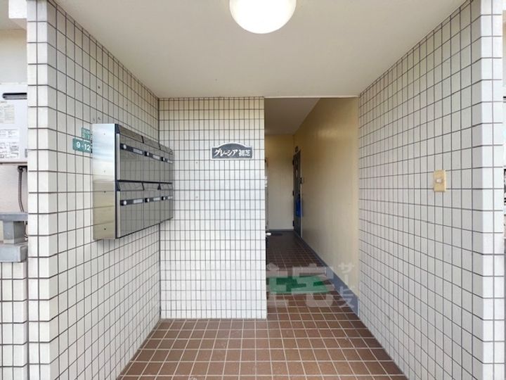 グレーシア初芝の玄関