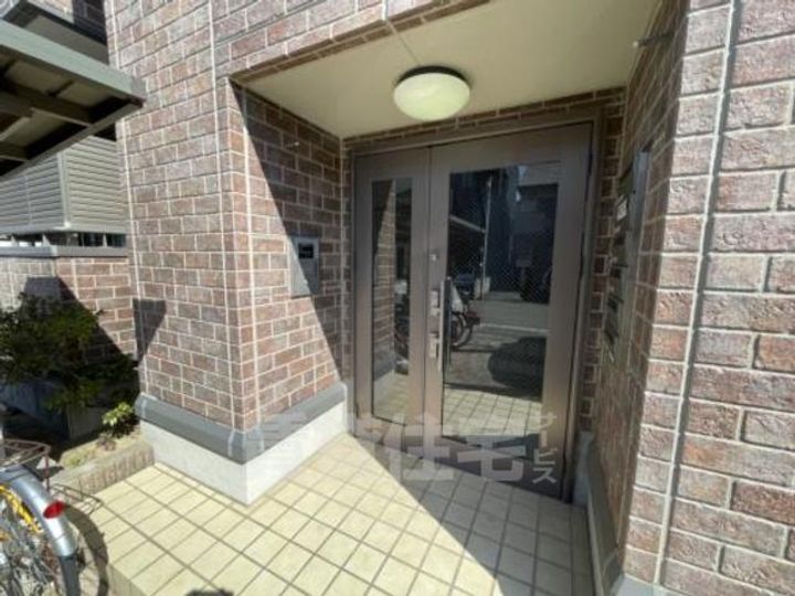 大阪府堺市北区北花田町3丁の賃貸アパートの玄関