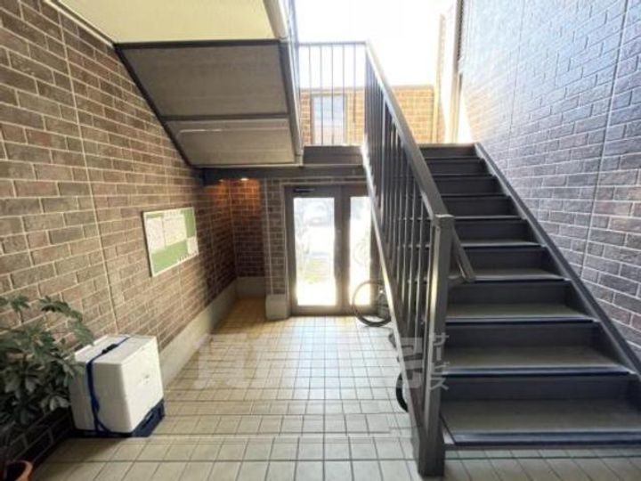 大阪府堺市北区北花田町3丁の賃貸アパートの玄関