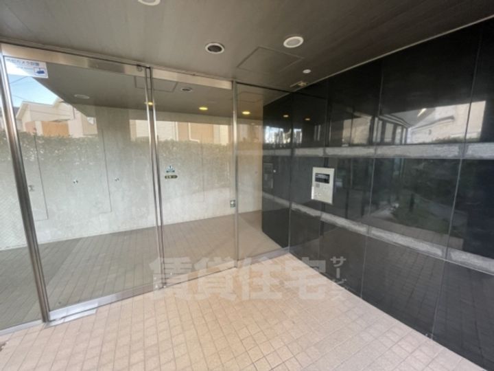 大阪府堺市北区長曽根町の賃貸マンションの玄関