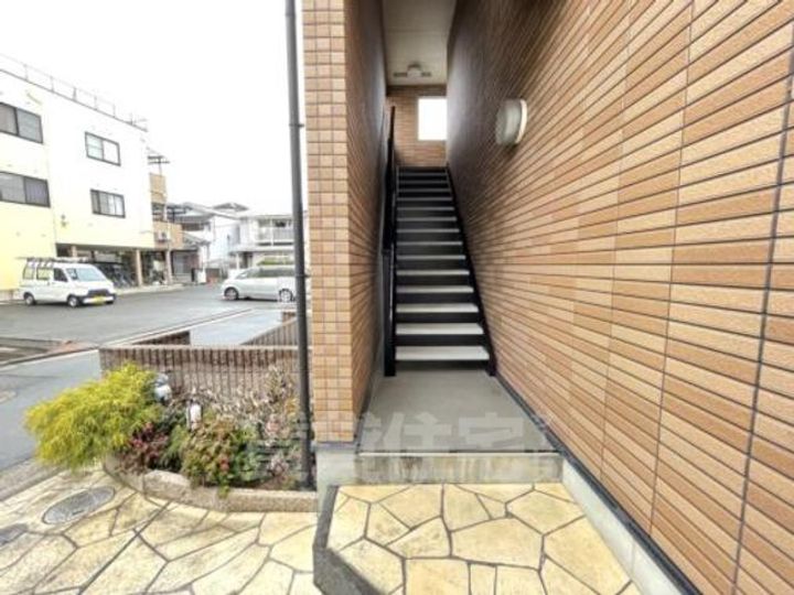 大阪府堺市東区日置荘原寺町の賃貸アパートの玄関