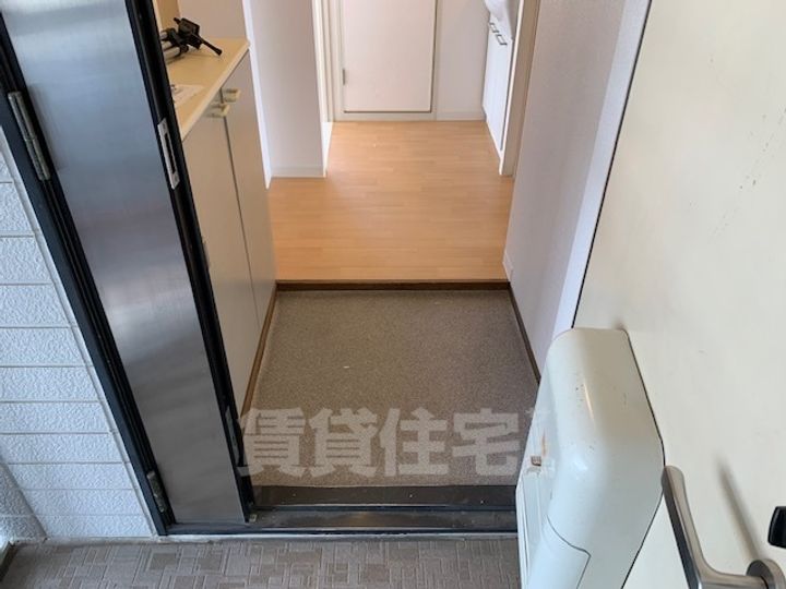大阪府高槻市西冠3丁目の賃貸アパートの玄関