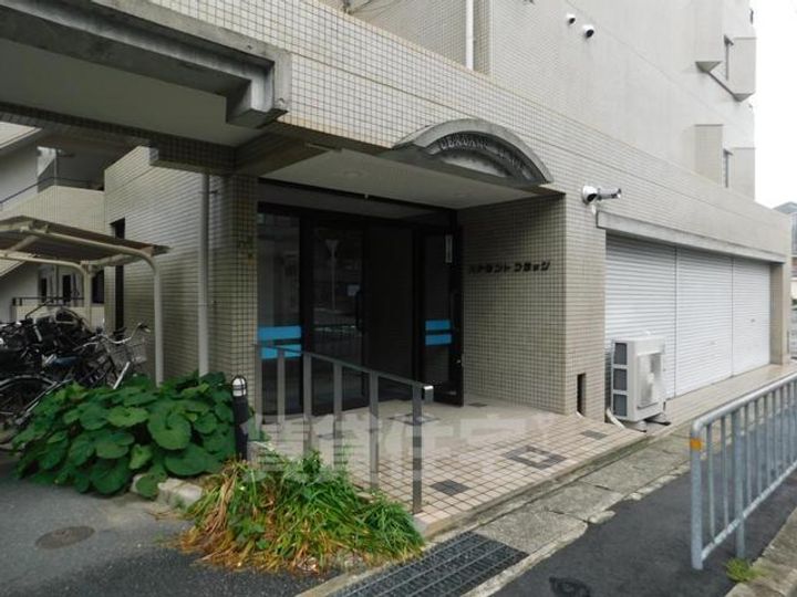 バアダントフラッツの玄関