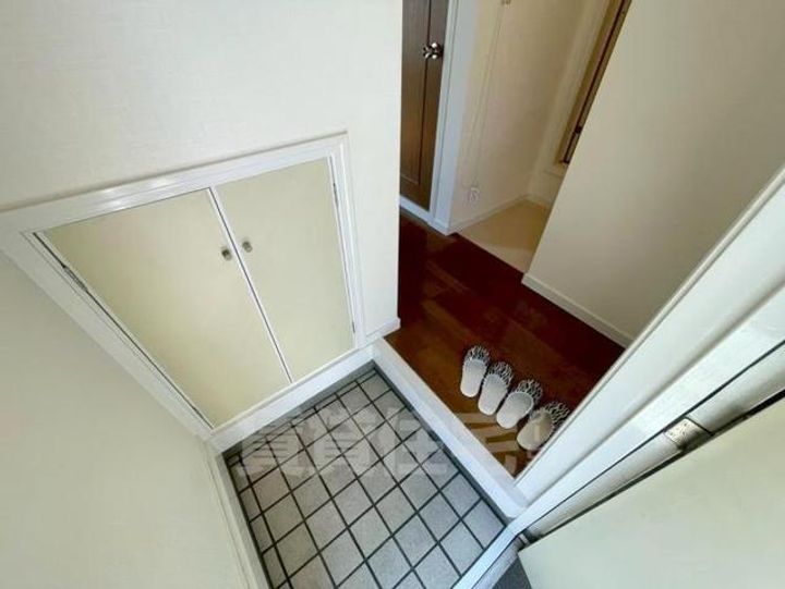 サニーハイツ日興の玄関