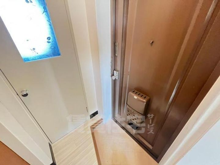 出口マンションの玄関