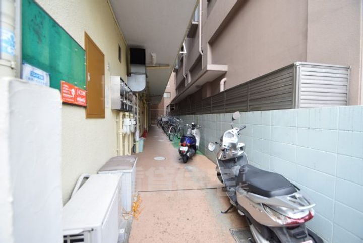 大阪府茨木市駅前1丁目の賃貸マンションの玄関