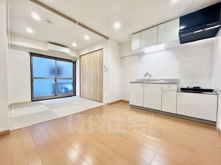 大阪府茨木市駅前1丁目の賃貸マンションの居間