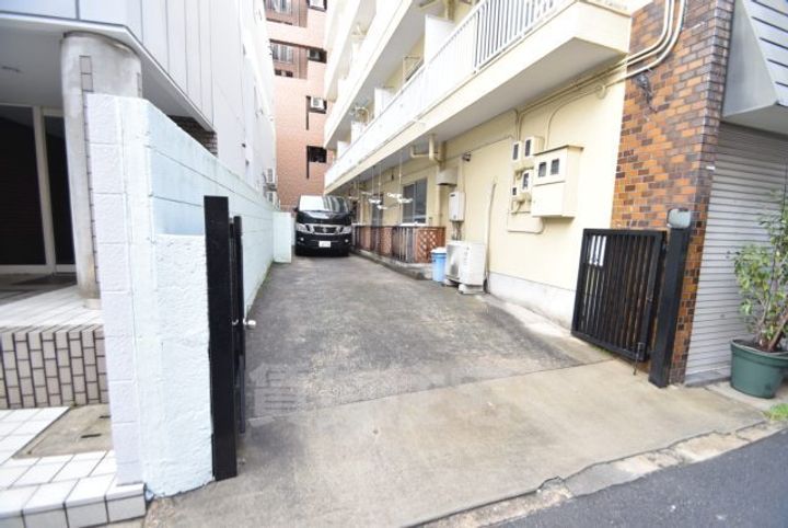 大阪府茨木市駅前1丁目の賃貸マンションの玄関