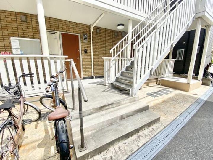 大阪府摂津市正雀3丁目の賃貸アパートの玄関