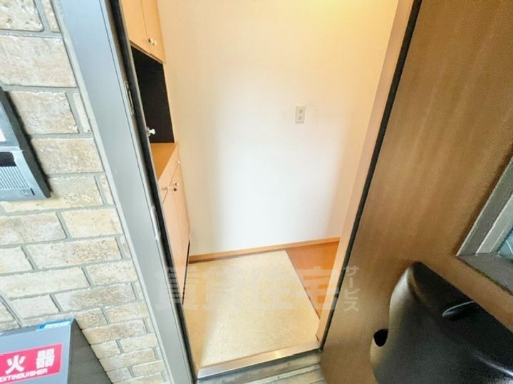 大阪府茨木市東太田2丁目の賃貸アパートの玄関