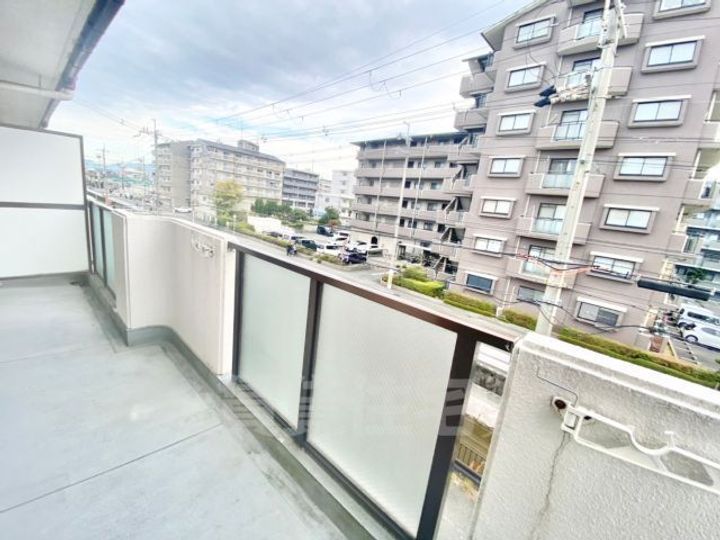 ルネ真砂の周辺