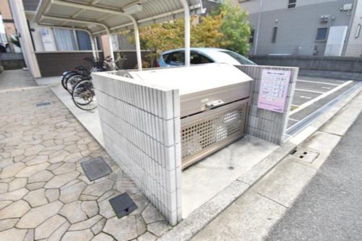 大阪府堺市西区鳳西町2丁の賃貸アパートの玄関