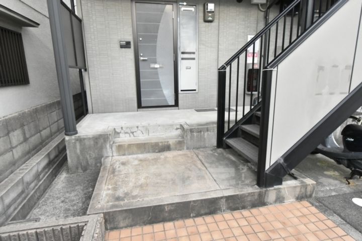 大阪府堺市西区浜寺船尾町西3丁の賃貸アパートの玄関