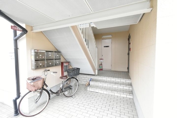 大歳ハイツの玄関
