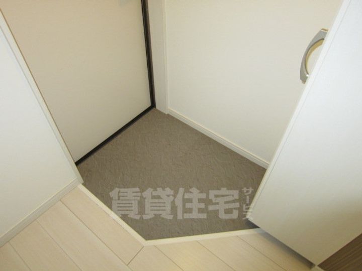 大阪府堺市西区鳳西町1丁の賃貸アパートの玄関