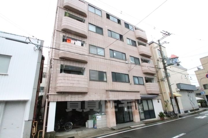 ファミリーハイツ御陵前の外観
