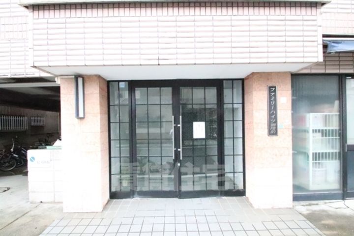 ファミリーハイツ御陵前の玄関