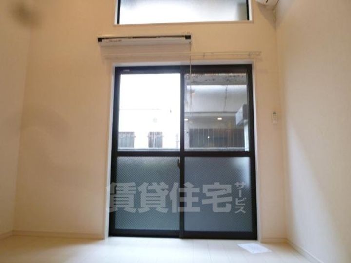 大阪府堺市堺区寺地町東3丁の賃貸アパートの居間