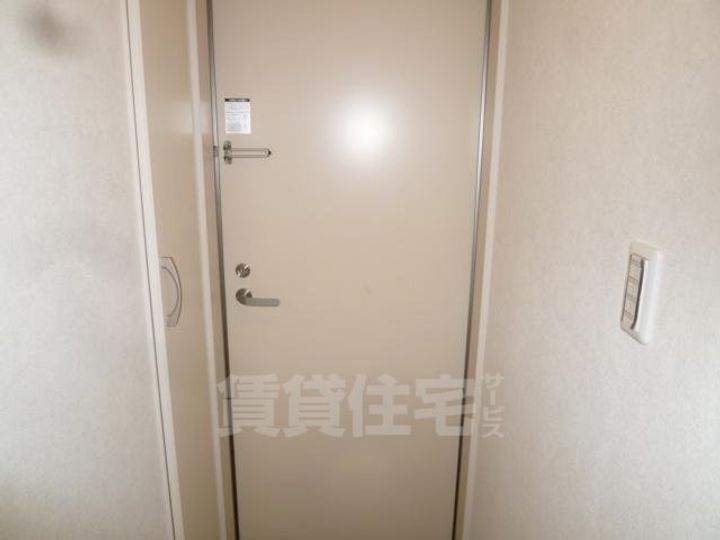 大阪府堺市堺区寺地町東3丁の賃貸アパートの玄関