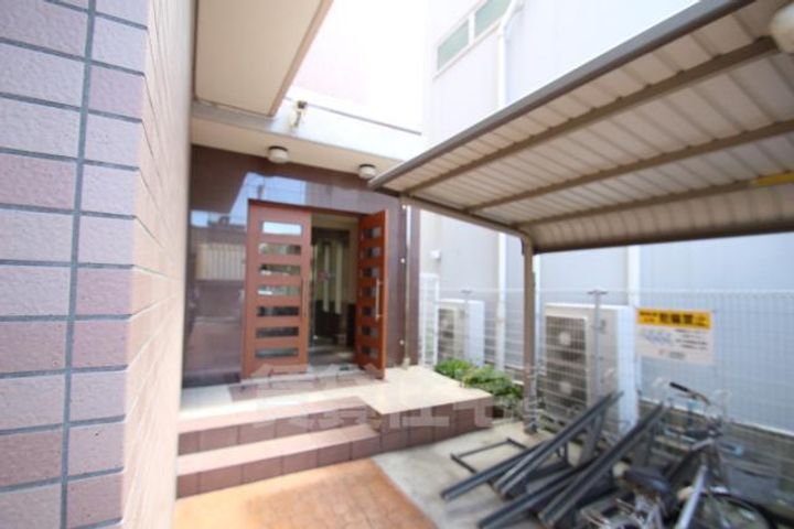 大阪府堺市堺区西湊町6丁の賃貸マンションの玄関