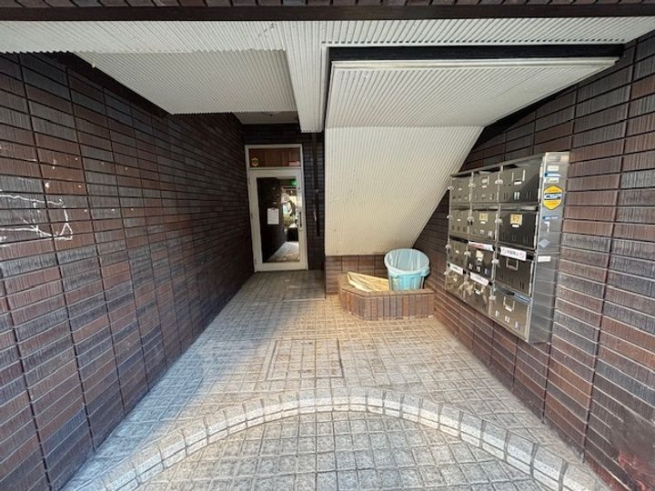 クレスト大津2の玄関