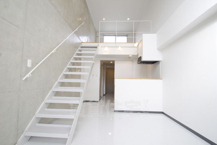 大阪府堺市堺区南瓦町の賃貸マンションの居間
