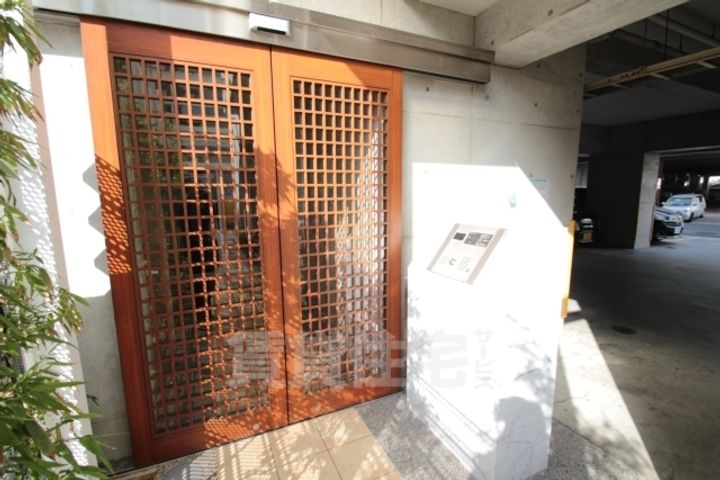 大阪府堺市堺区南瓦町の賃貸マンションの玄関