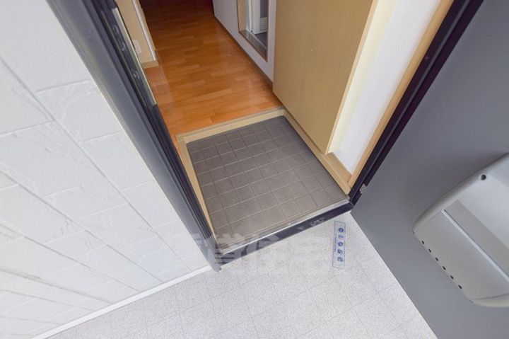 メゾンクレールS B棟の玄関