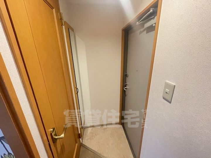 ブレスコート新金岡1号館の玄関