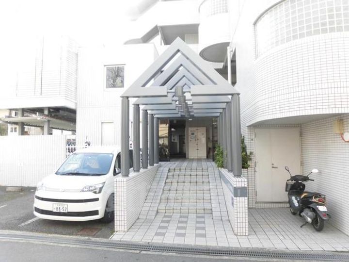 リブレ待兼山の玄関