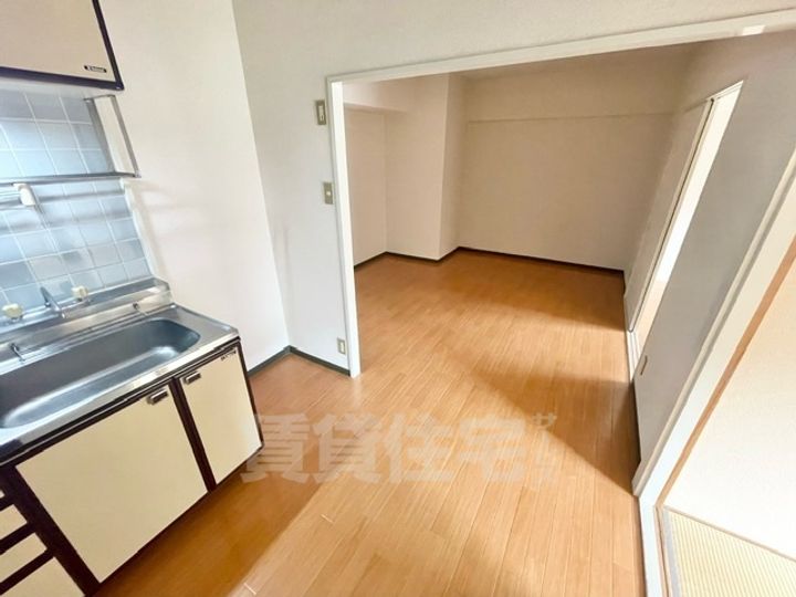 大阪府茨木市玉櫛2丁目の賃貸マンションの居間