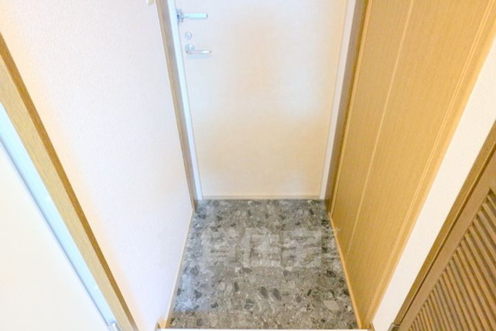 ヴェルビュ二条城東の玄関