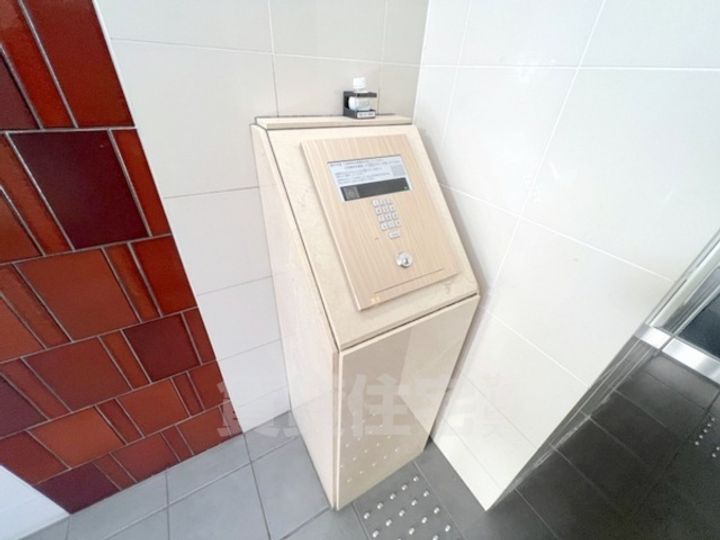 プレサンスNEO京都烏丸の玄関