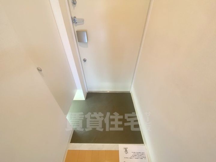 プレサンスNEO京都烏丸の玄関