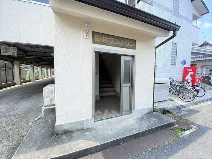 田村マンションの玄関