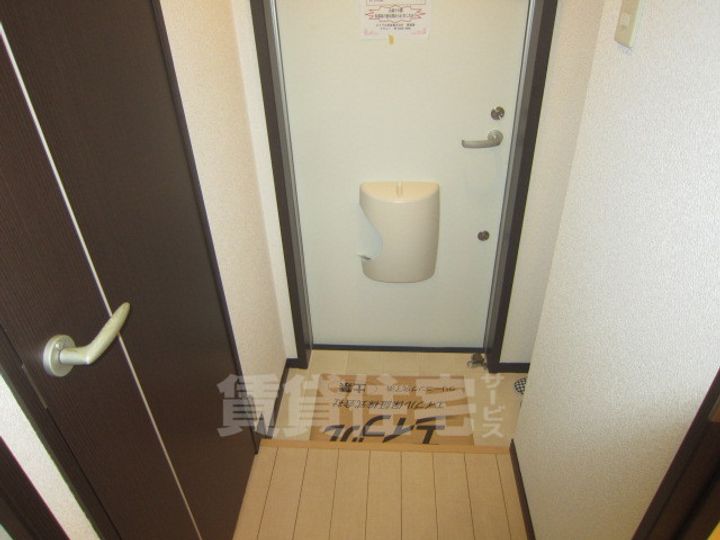 大阪府堺市西区鳳東町7丁の賃貸アパートの玄関