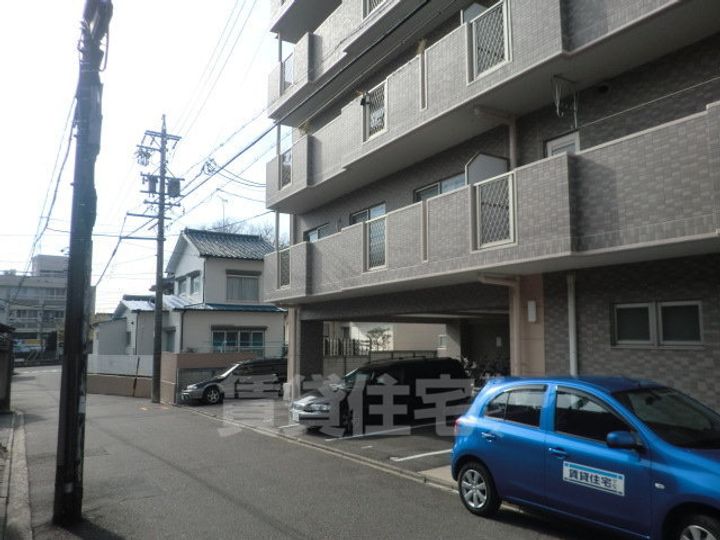 愛知県名古屋市昭和区川名本町5丁目の賃貸マンションの玄関