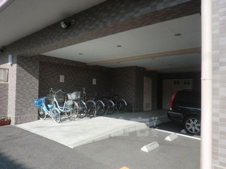 愛知県名古屋市昭和区川名本町5丁目の賃貸マンションの玄関