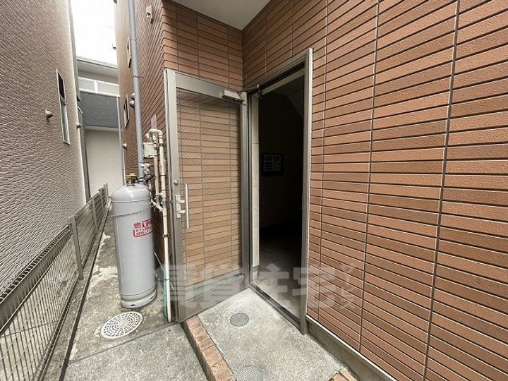 愛知県名古屋市昭和区白金1丁目の賃貸アパートの玄関