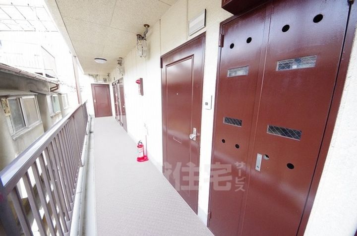 大阪府東大阪市末広町の賃貸マンションの玄関