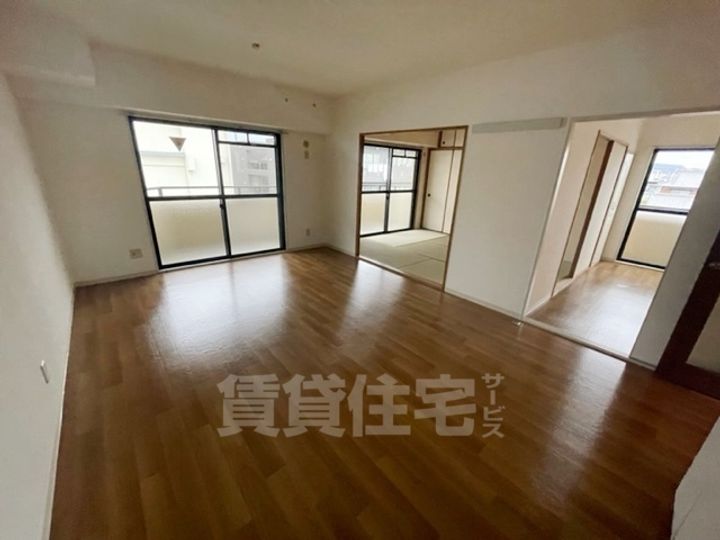 大阪府茨木市玉島2丁目の賃貸マンションの居間