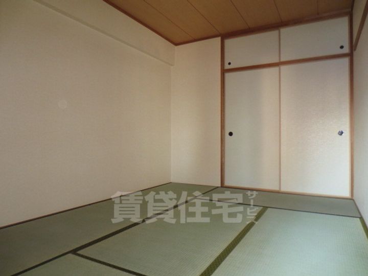 大阪府茨木市五日市緑町の賃貸マンションの寝室