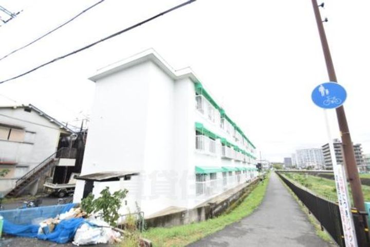 大阪府茨木市丑寅1丁目の賃貸マンションの外観