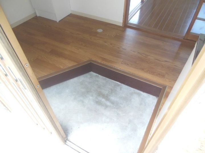 大阪府茨木市丑寅1丁目の賃貸マンションの玄関