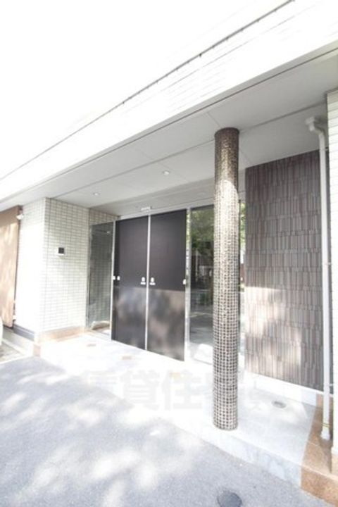大阪府堺市堺区南三国ヶ丘町4丁の賃貸アパートの玄関