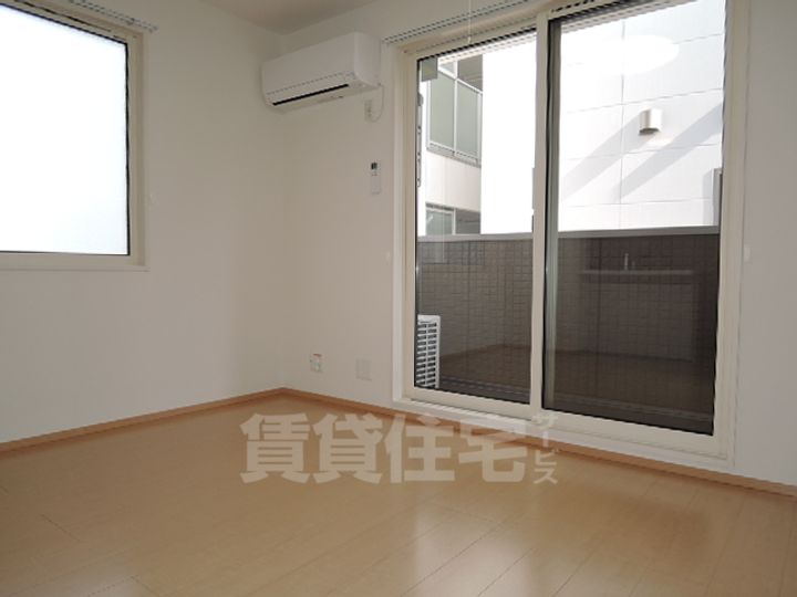 大阪府堺市堺区南三国ヶ丘町4丁の賃貸アパートの居間