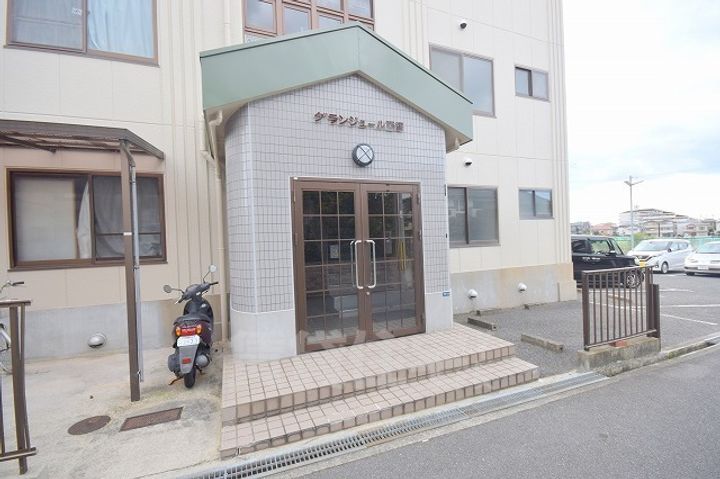 グランジュール西澤の玄関