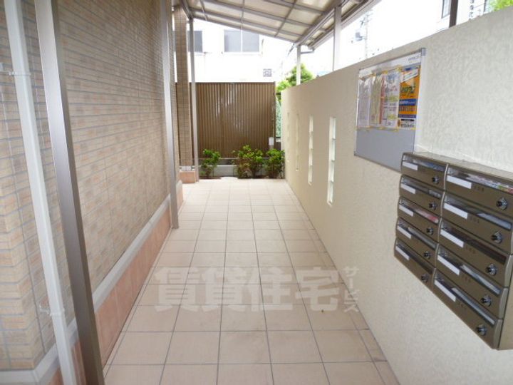 大阪府堺市堺区三宝町5丁の賃貸アパートの玄関