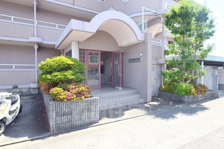 エルメホールアビタシオンの玄関